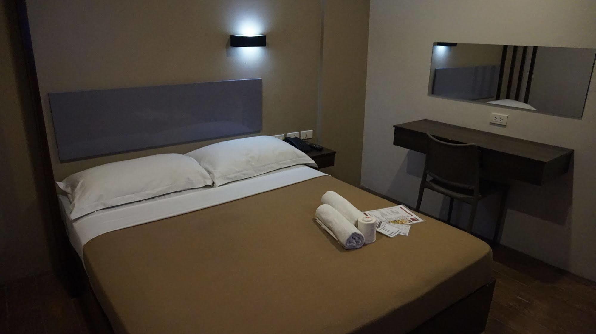 Oyo 637 Fox Hotel Quezon City Dış mekan fotoğraf