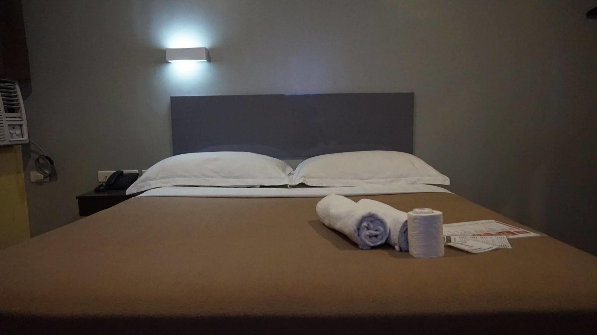 Oyo 637 Fox Hotel Quezon City Dış mekan fotoğraf
