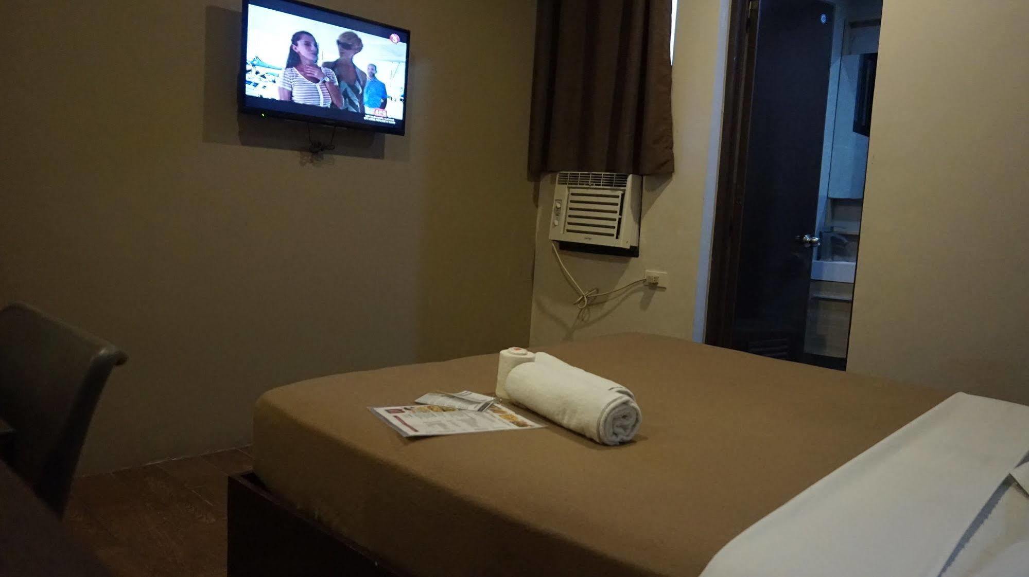 Oyo 637 Fox Hotel Quezon City Dış mekan fotoğraf