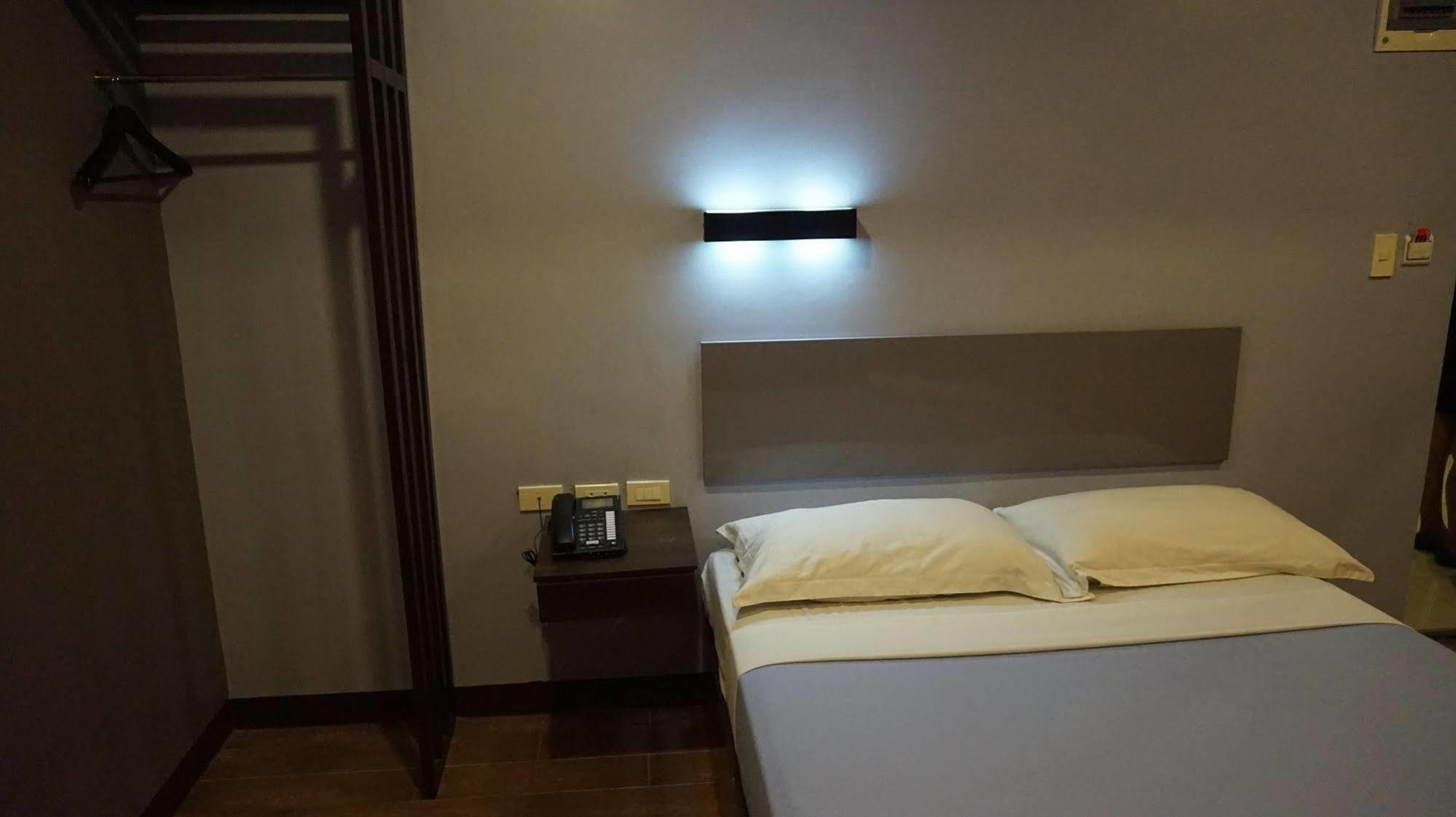 Oyo 637 Fox Hotel Quezon City Dış mekan fotoğraf