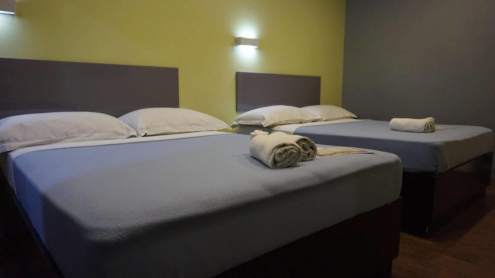 Oyo 637 Fox Hotel Quezon City Dış mekan fotoğraf